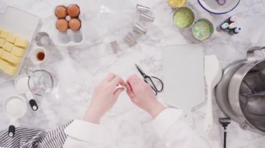 Metal uçlu boru torbalarına İtalyan tereyağı kreması yapıp kakalamak..