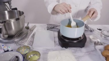 Metal uçlu boru torbalarına İtalyan tereyağı kreması yapıp kakalamak..