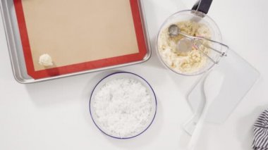 Hindistan cevizli kurabiye pişirmek için gıda işlemcisinde malzemeler karıştırılıyor..