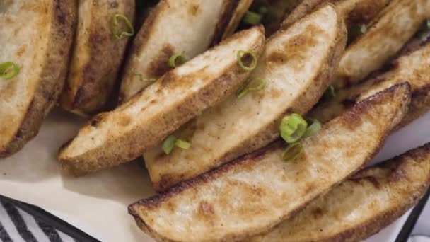 Göra Bakade Potatisklyftor Med Kryddor Köket — Stockvideo