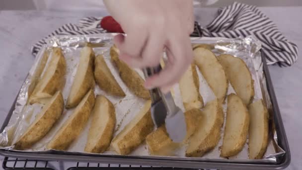 Καθιστώντας Ψητές Σφήνες Πατάτας Μπαχαρικά Στην Κουζίνα — Αρχείο Βίντεο