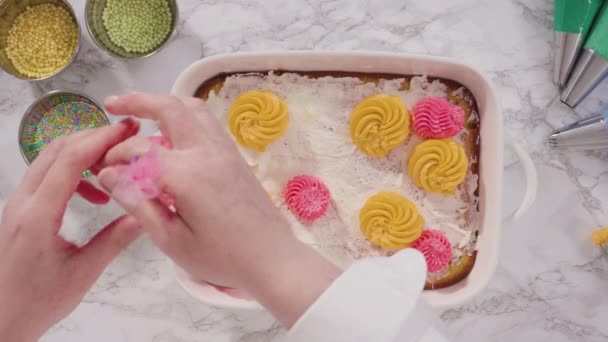 Rosetas Tubulação Com Cobertura Creme Manteiga Italiano Cima Bolo Folha — Vídeo de Stock