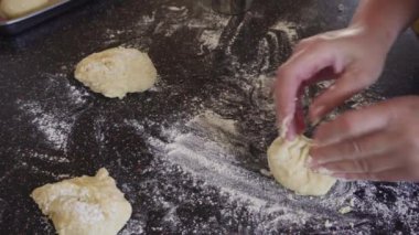 Hindistan cevizli kurabiye pişirmek için gıda işlemcisinde malzemeler karıştırılıyor..