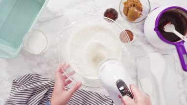 Çikolatalı kekle çikolatalı keki karıştırmak için malzemeler..