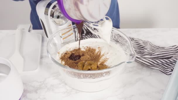 Misturando Ingredientes Para Assar Bolo Pacote Chocolate Com Cobertura Chocolate — Vídeo de Stock