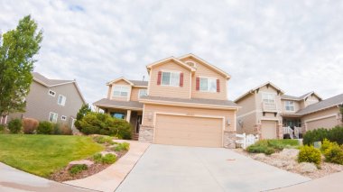 Denver, Colorado, ABD-19 Temmuz 2020 - Bir yaz sabahı tipik banliyö manzarası.