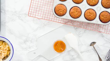 Düz yatıyordu. Adım adım. Ev yapımı karamelli, muzlu ve cevizli muzlu kek..