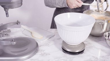 Adım adım. Dijital mutfak terazisinde funfetti kek hamuru ölçüyorum..