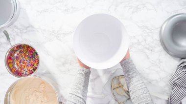 Düz yatıyordu. Adım adım. Dijital mutfak terazisinde funfetti kek hamuru ölçüyorum..