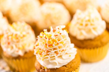 İtalyan tereyağı kreması ve serpiştirilmiş balkabağı baharatlı kek..