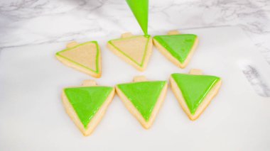 - Adım adım. Buzlu Noel ağacı şekilli şeker kurabiyeleri ve yeşil kraliyet kreması..