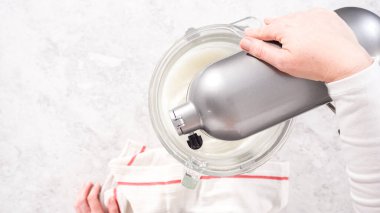 Düz yatıyordu. Adım adım. Mutfak mikserinde tek boynuzlu at kurabiyesi pişirmek için malzemeler karıştırılıyor..