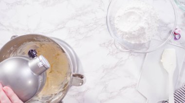 Düz yatıyordu. Adım adım. Krem peynirli krema hazırlamak için mutfak mikserinin malzemelerini karıştırıyorum..