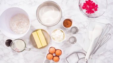 Düz yatıyordu. Adım adım. Kırmızı kadife kek pişirmek için..