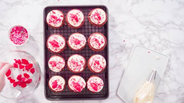 Düz yatıyordu. Adım adım. Süslü kırmızı kadife kekler çikolata kalpler ve öpücüklerle.