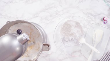 Düz yatıyordu. Adım adım. Krem peynirli krema hazırlamak için mutfak mikserinin malzemelerini karıştırıyorum..