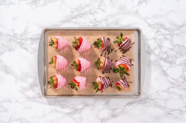 Düz yatıyordu. Çikolata soslu çilek ve erimiş çikolata..