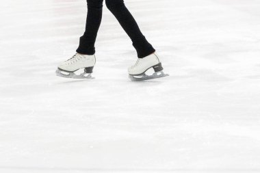 Artistik patinajda artistik patinajcının ayaklarını görüntüle.