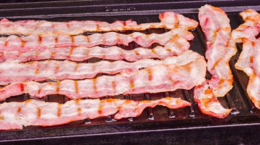 Domuz pastırması ızgarada pişiyor..