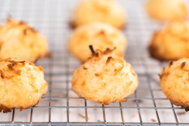 Mutfakta yeni pişmiş hindistan cevizli kurabiyeler kurutuluyor..