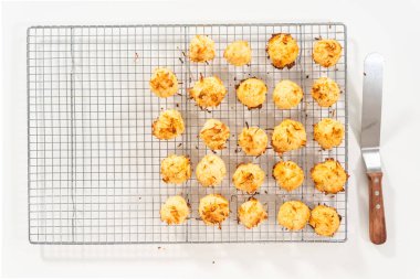 Düz yatıyordu. Mutfakta yeni pişmiş hindistan cevizli kurabiyeler kurutuluyor..