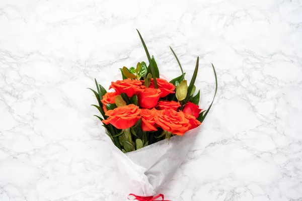 Flat Lay Bouquet Red Roses Green Leaves Marble Background — Stock Photo, Image