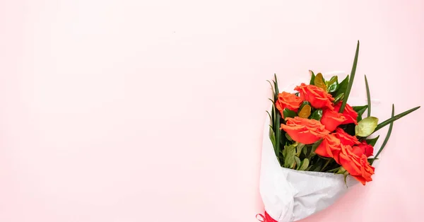 평평하게 분홍색 배경에 장미와 옹기종기 — 스톡 사진