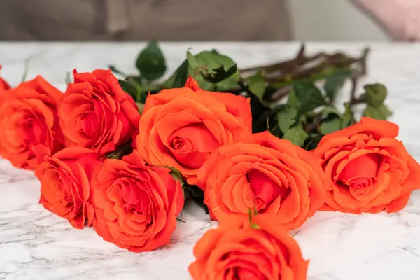 Floristería Arreglo Ramo Rosas Rojas Sobre Fondo Mármol — Foto de Stock