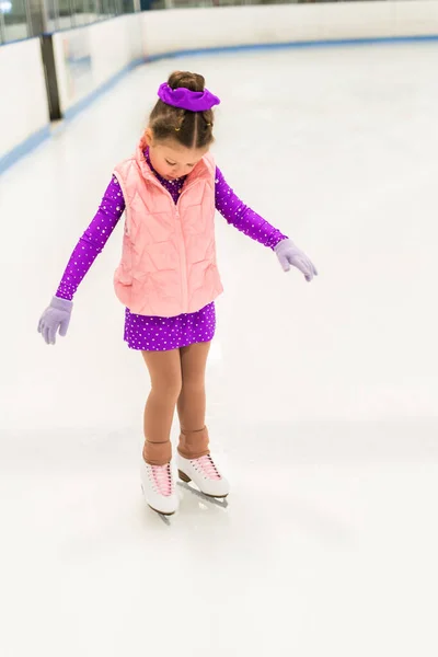 Kleines Mädchen Übt Eiskunstlauf Lila Kleid Mit Kristallen Auf Der — Stockfoto