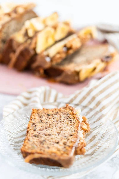 Rolo Fatiado Pão Banana Ralado Caramelo Caseiro Uma Placa Corte — Fotografia de Stock