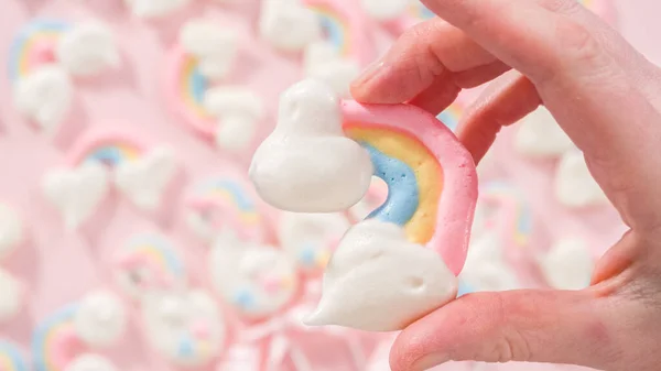 Passo Passo Segurando Perto Câmera Merengue Unicórnio Aparece Biscoitos — Fotografia de Stock