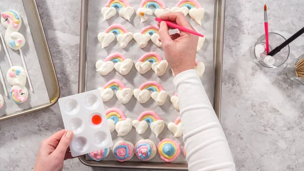 Deitado Passo Passo Decorar Biscoitos Merengue Unicórnio Recém Assados — Fotografia de Stock