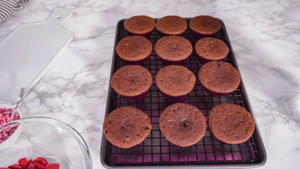 Paso Paso Enfriamiento Cupcakes Terciopelo Rojo Estante Secado Cocina — Foto de Stock