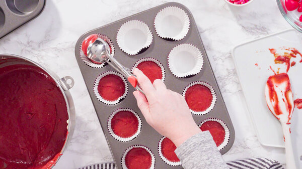 Плоский лежал. Шаг за шагом. Сбор кексовое тесто в фольгу кексы чашки, чтобы испечь красный бархатный кексы.
