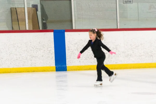 Ragazzina Pratica Pattinaggio Artistico Muove Sulla Pista Pattinaggio Coperta — Foto Stock