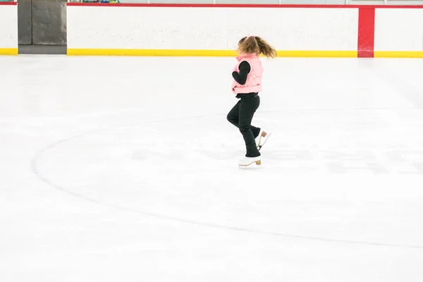 Küçük Kız Buz Pistinde Artistik Patinaj Yapıyor — Stok fotoğraf