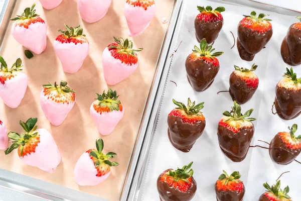 Großaufnahme Von Schokolade Eingetauchten Erdbeeren Auf Einem Pergamentpapier — Stockfoto