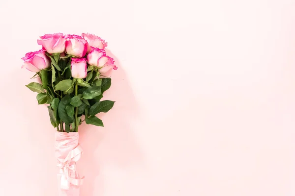 Ramo Rosas Rosadas Envueltas Papel Regalo Rosa Con Una Cinta — Foto de Stock