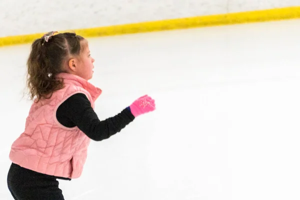 Küçük Patenci Sabah Artistik Patinaj Antrenmanında Elementlerini Çalışıyor — Stok fotoğraf