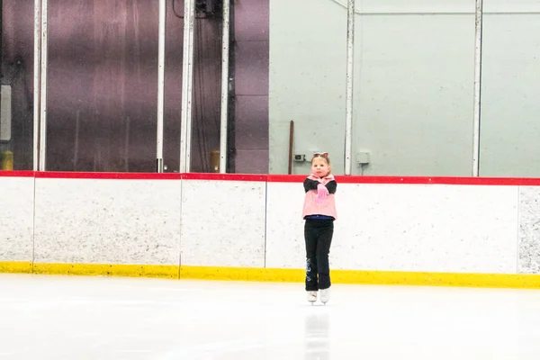 Kleine Eiskunstläuferin Übt Ihre Elemente Beim Morgendlichen Eiskunstlauf Training — Stockfoto