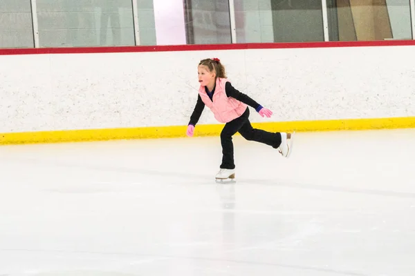 Kleine Eiskunstläuferin Übt Ihre Elemente Beim Morgendlichen Eiskunstlauf Training — Stockfoto