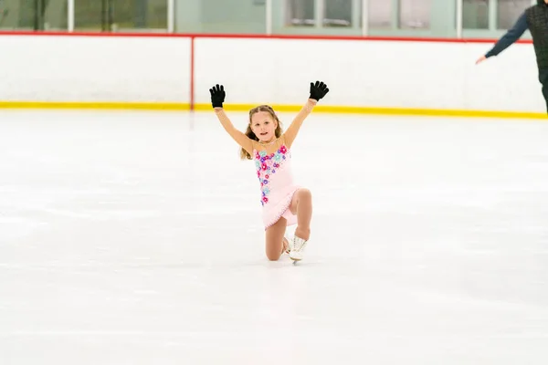 Mała Dziewczynka Ćwicząca Łyżwy Figurowe Krytym Lodowisku — Zdjęcie stockowe