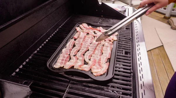 Matlagning Bacon Stavar Utomhus Gasgrill — Stockfoto