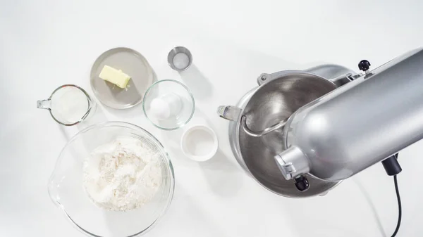 Düz Yatıyordu Tarçınlı Rulo Pişirmek Için Beyaz Mutfak Tezgahındaki Malzemeler — Stok fotoğraf