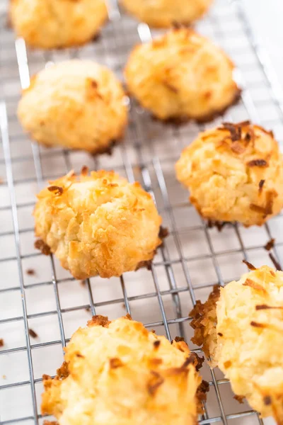 Cooling Freshly Baked Coconut Cookies Kitchen Drying Rack — Stock Photo, Image