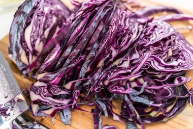 Tahta üzerinde kırmızı lahana öğütüyorum..