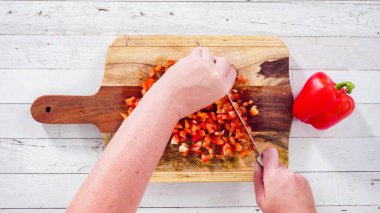 Düz yatıyordu. Ağaç kesme tahtasındaki organik kırmızı dolma biberler..