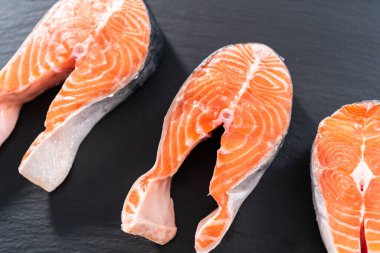 Tahtada çiftlik somonu bifteği.