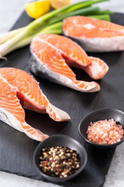 Tahtada çiftlik somonu bifteği.