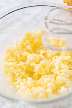 Limonlu kek hazırlamak için karıştırma kabındaki malzemeleri karıştırıyorum..